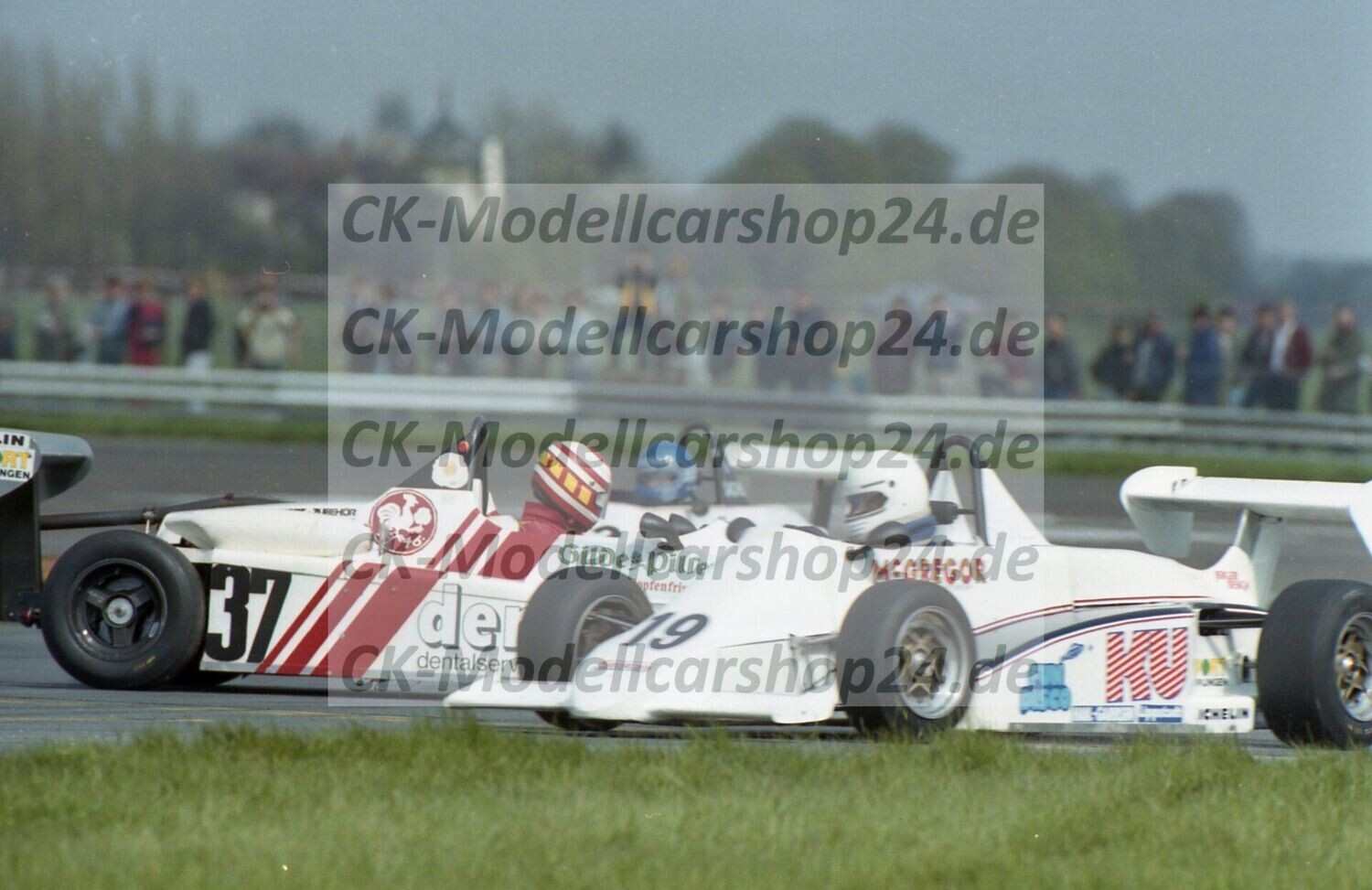 Motorsportbilder Wunsdorf 10.06.1984,  Formel Fahrzeug Startnummer 19 + 37