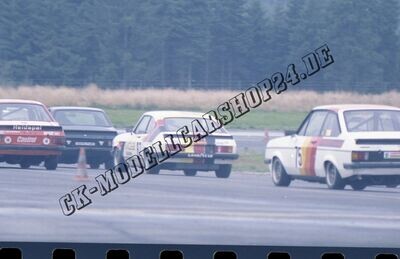 Motorsportbild Siegerland Flugplatzrennen 14.09.1980, Starterfeld Ford Capri mit Ford RS 2000 von hinten