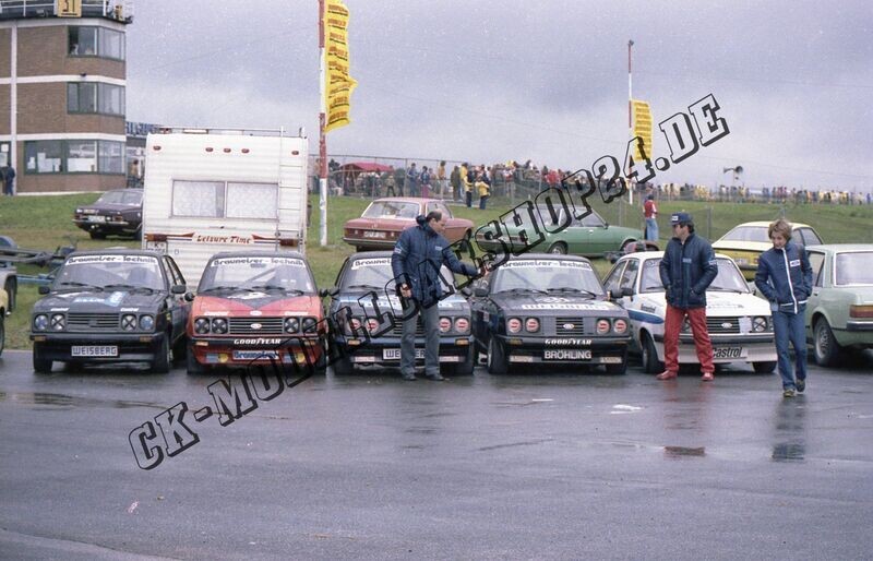 Motorsportbild Siegerland  Flugplatzrennen 14.09.1980,  Fahrerlager Gruppenbild Brauneiser Technik Ford RS 2000