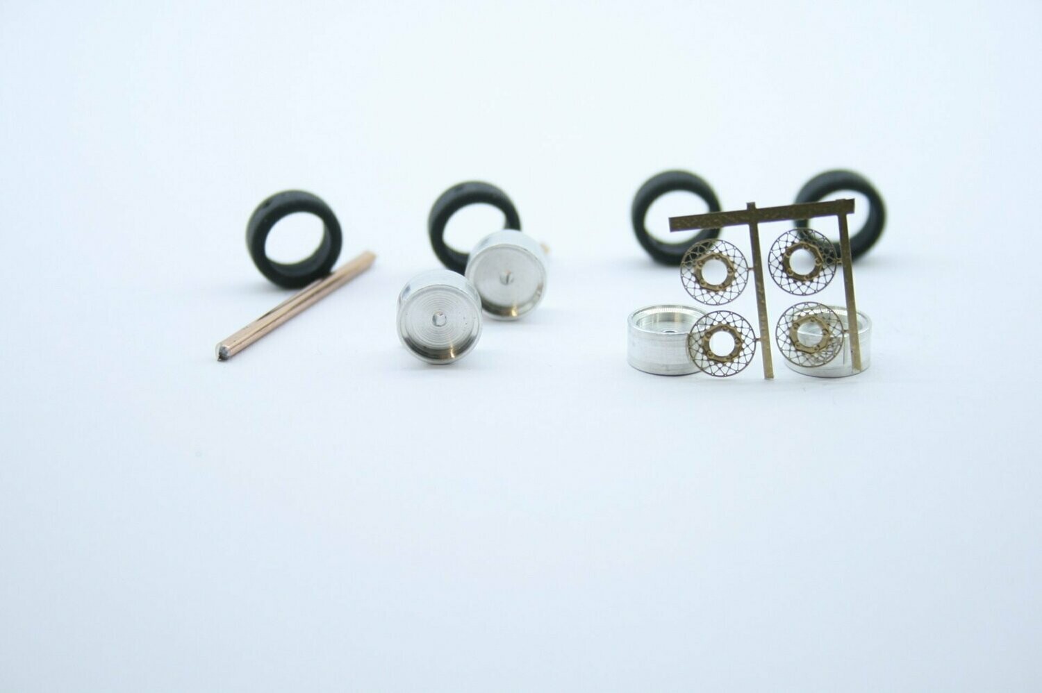 BBS 13 Zoll Räder mit Reifen Set (4 Felgen, 4 Fotoätzteile, 4 Gummi Reifen, und 2 Achsstiften)