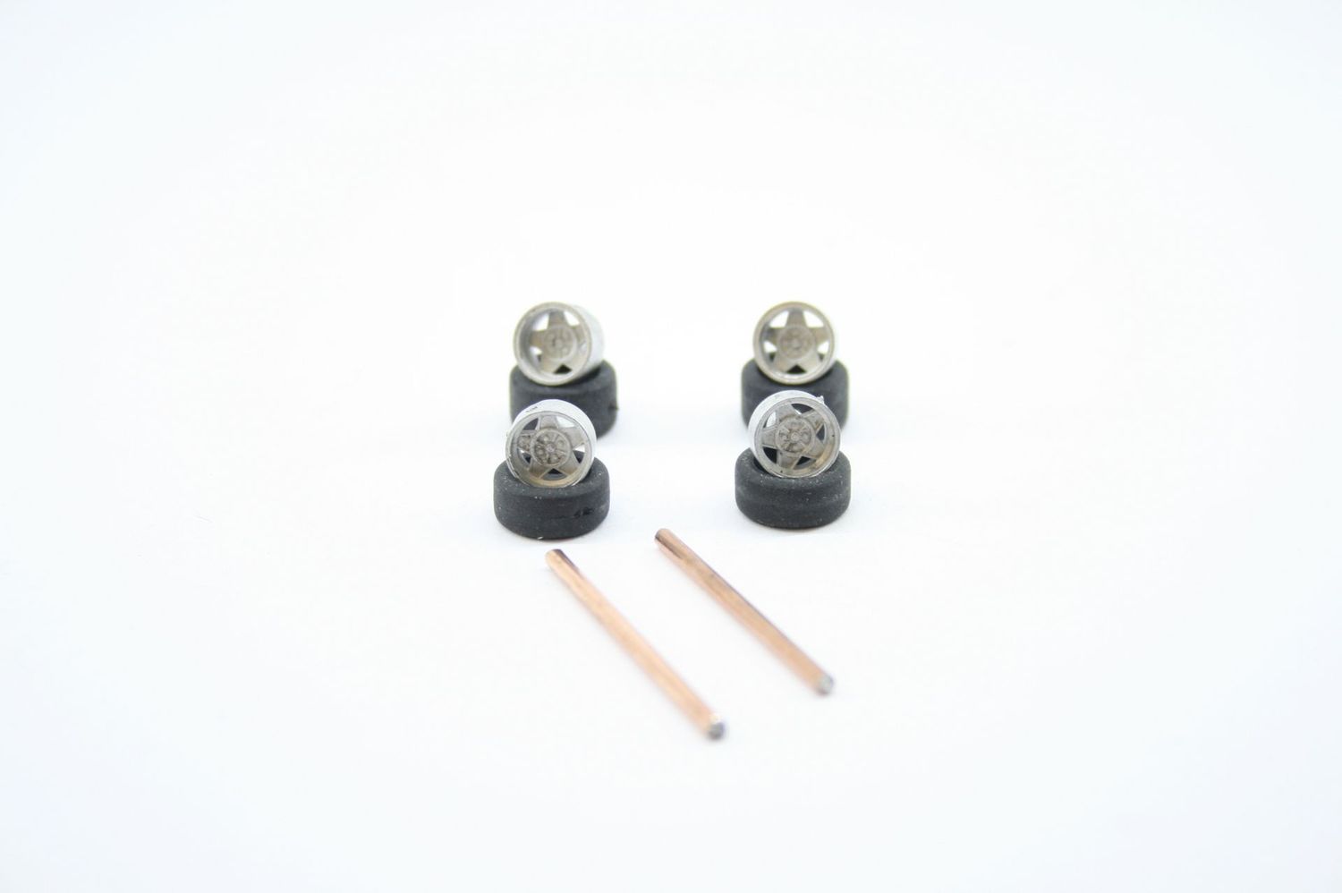 ATS 5 Stern 2 Stück Felgen 7 x 13 + 2 Stück Felgen 8 x 13 + 4 Reifen und 2 Achsstiften ATS 5 Stern 2 Stück Felgen 7 x 13 + 2 Stück Felgen 8 x 13 + 4 Reifen und 2 Achsstiften