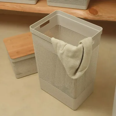 Cestos de Ropa y Perchas