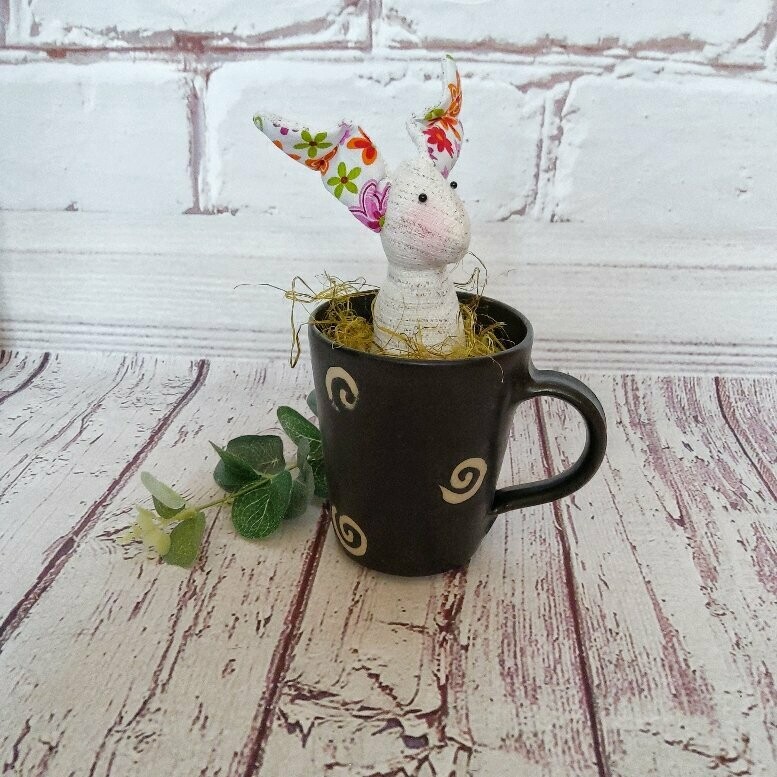 Osterhase in Tasse