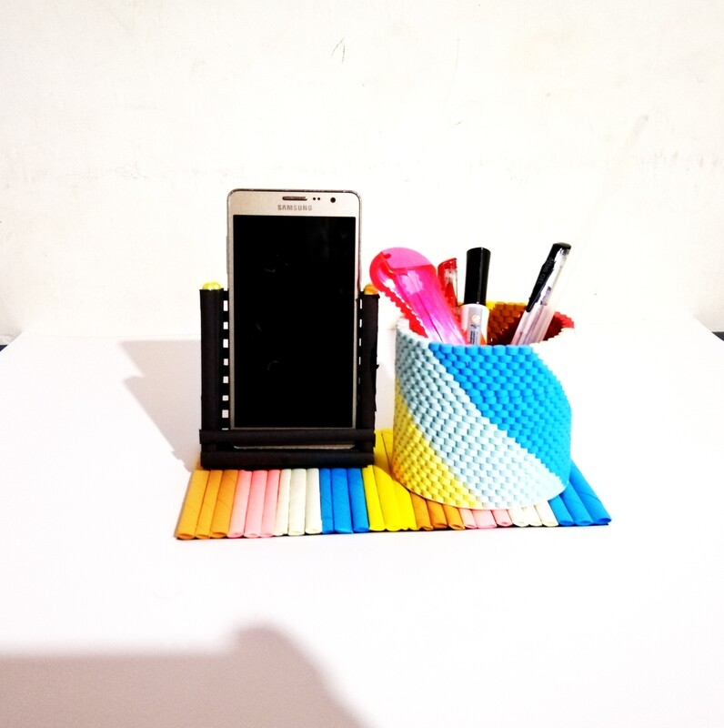 Beautiful paper quilling pen and phone holder
