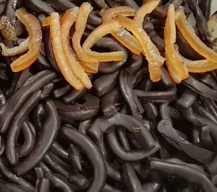 Scorzette di arancia di Sicilia ricoperte di puro cioccolato fondente