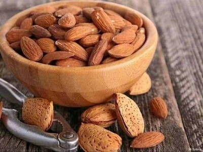 اللوز