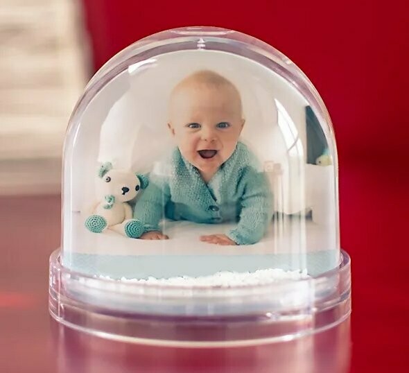 Globo di Natale con neve