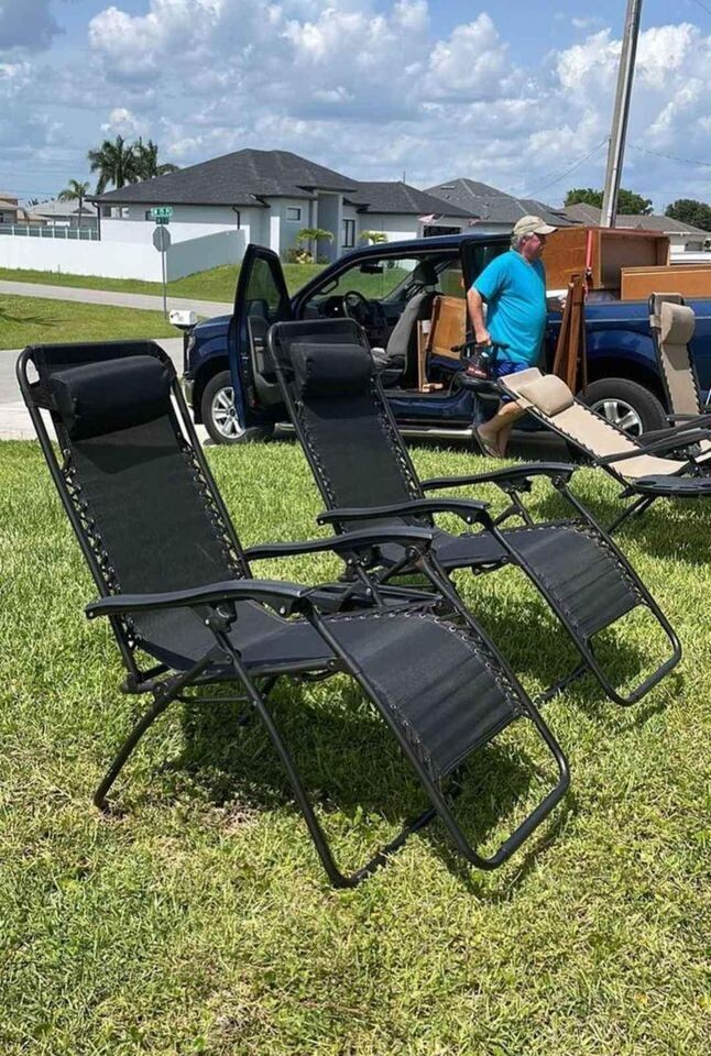 (SET OF 2) Zero Gravity Outdoor Folding Lounge Patio Chairs with Pillow Recliners for Pool