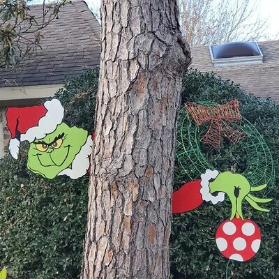 christmas decoration peeping sculpture grinch thief hand cut house outdoor