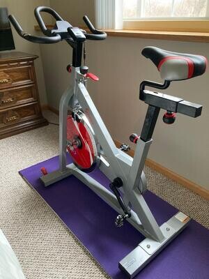 Enhanced Indoor Exercise Bike: Equipped with a Convenient Device Mount and Optional App Bluetooth Connectivity for Immersive Workouts