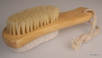 Pierre et brosse pour les pieds