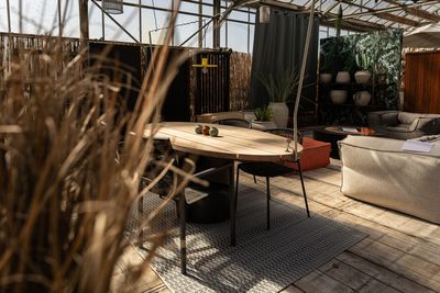 TUINTAFEL IN AFZELIA - ZWART ONDERSTEL