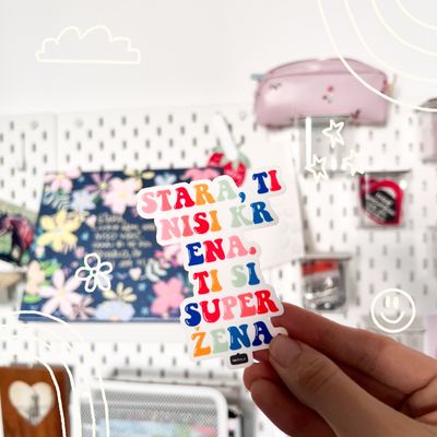 Nalepka ‘Superžena’ (6.8 x 8.5 cm, vodoodporna, na prozornem ozadju)