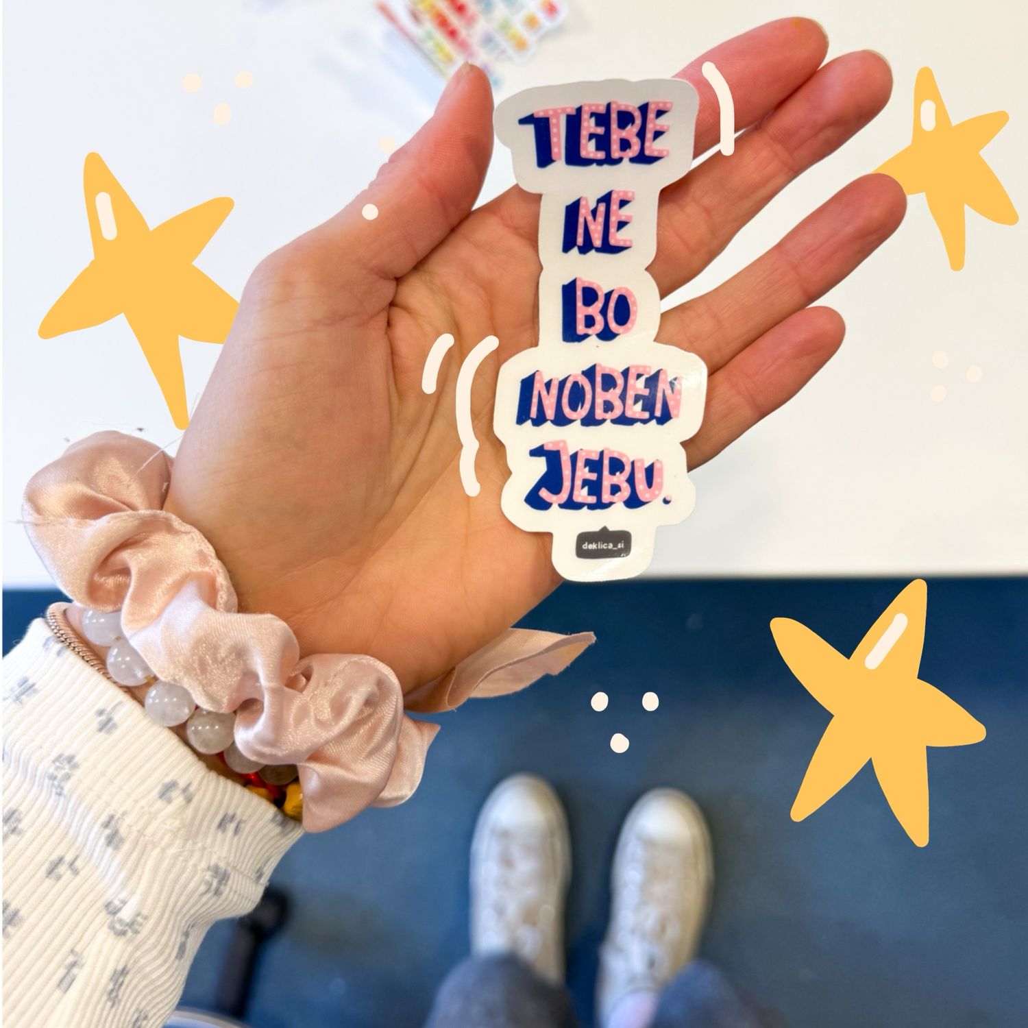 Nalepka ‘Jebu’ (4.3 x 10 cm, vodoodporna, na prozornem ozadju)