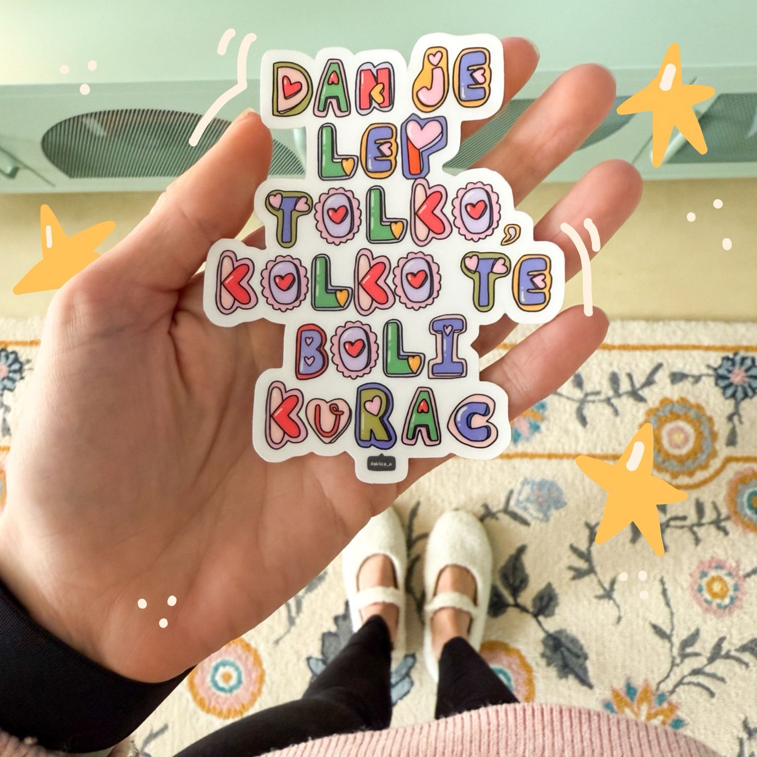 Nalepka ‘Dan je lep’ (6.9 x 10.3 cm, vodoodporna, na prozornem ozadju)