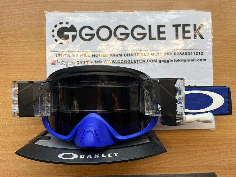 Blue Oakley OFrame 2.0 PRO goggle plus Long Pull Goggletek 36mm roll off system (smoked lens)