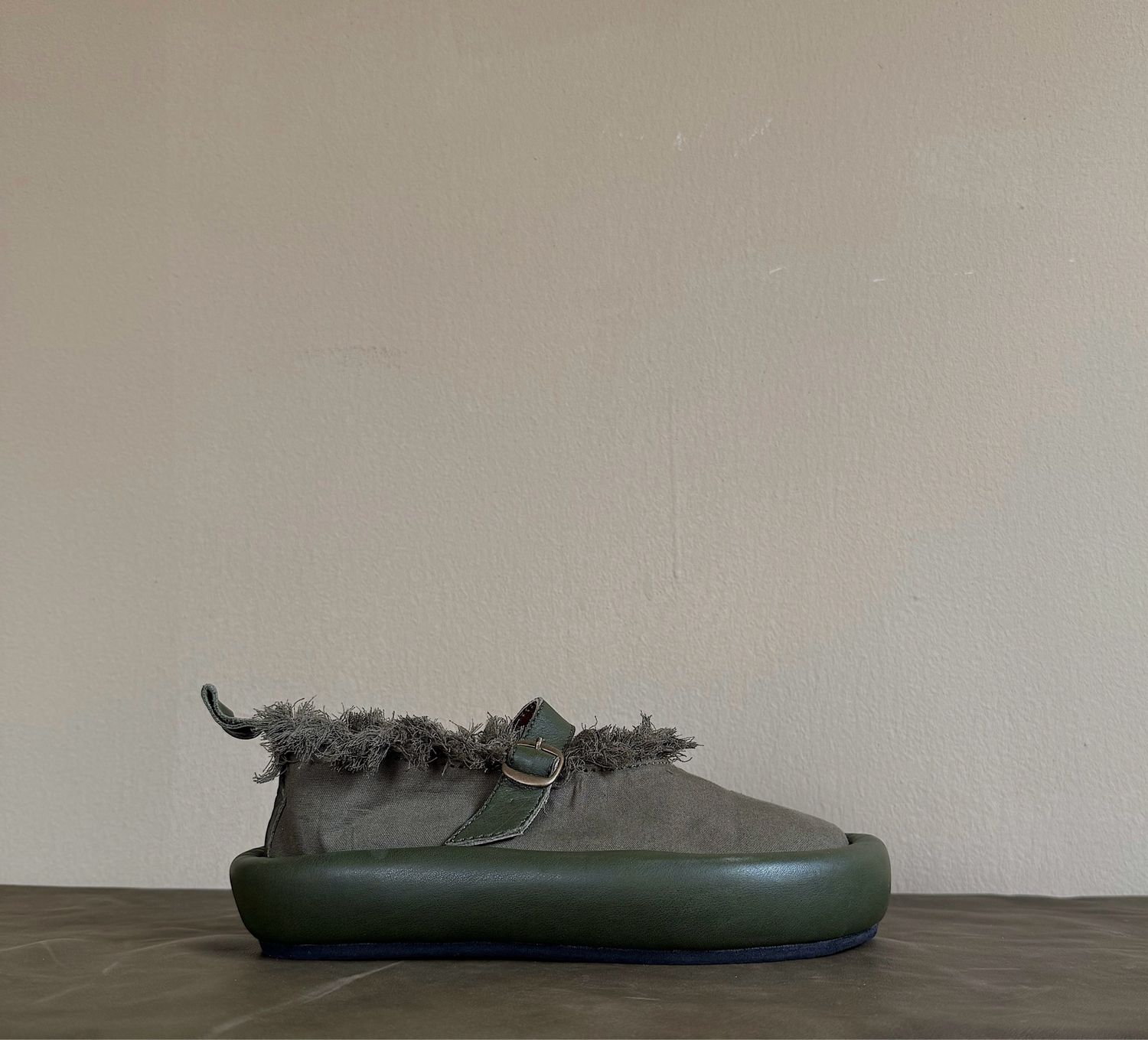 cena platform. [fabric — leather]