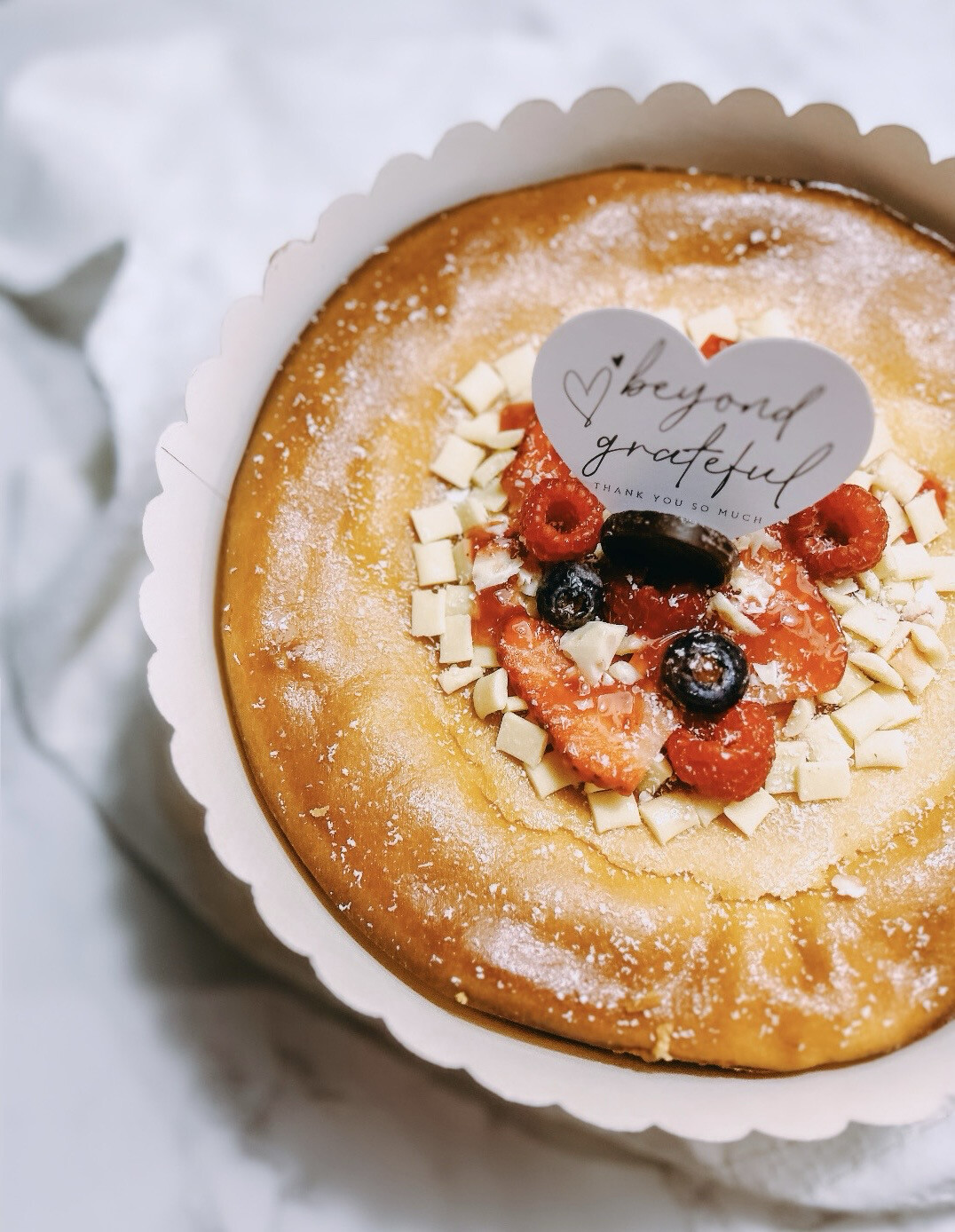 Tarta de queso y chocolate blanco con frutos rojos