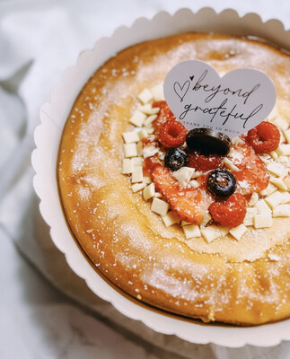 Tarta de queso y chocolate blanco con frutos rojos