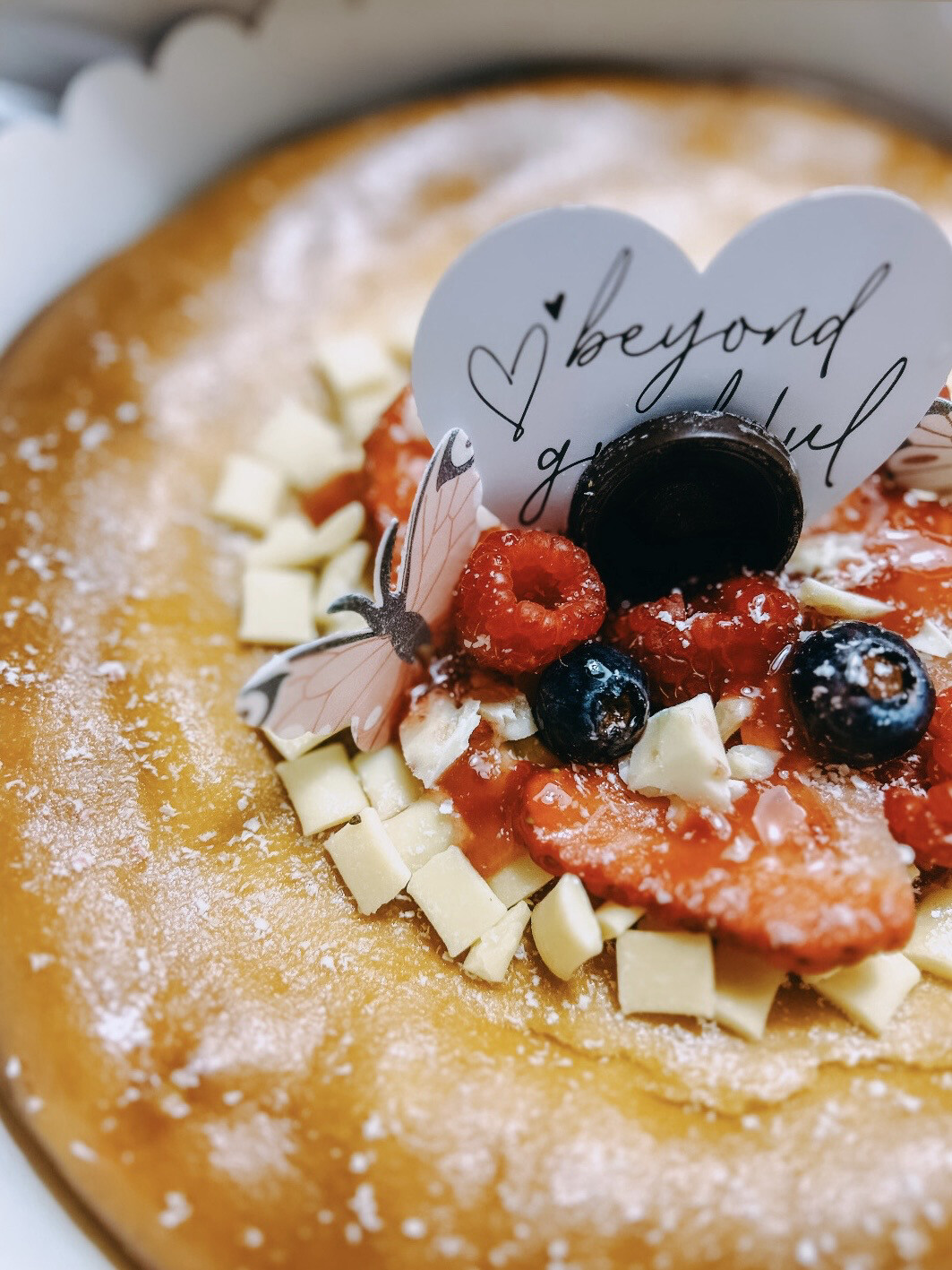 Tarta de queso y chocolate blanco con frutos rojos