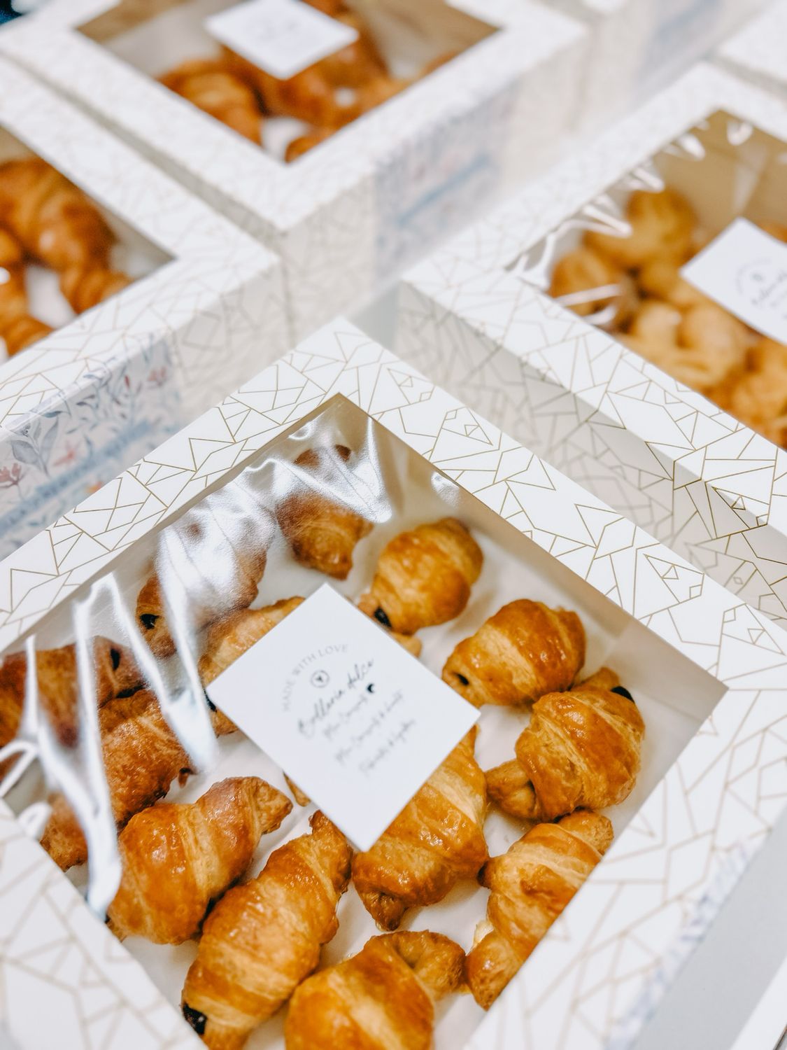 Caja 18 mini croissants de chocolate