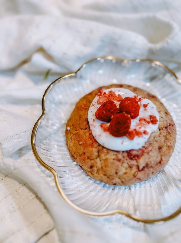 Crumbl Cookie de frambuesa y chocolate blanco