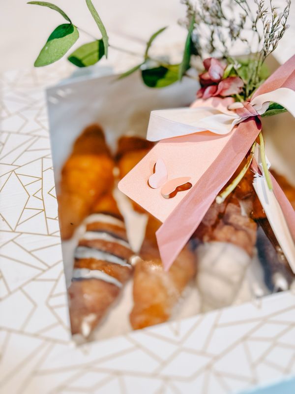 Caja de mini croissants decorados