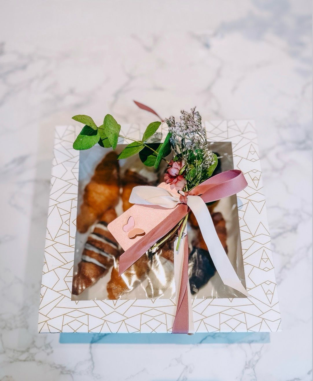 Caja de mini croissants decorados