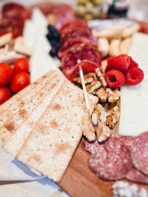 Charcuterie Box - Tabla de embutidos y quesos