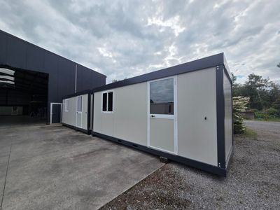 Bureau 6.09 x 2.42m