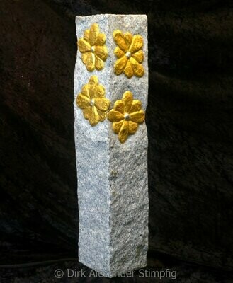 Stele Blumen aus Granit vergoldet
