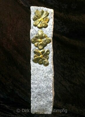 Stele Blumen aus Granit Schlagmetall Oxyd