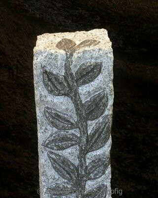 Granit Stele mit Ranken2 Motiv