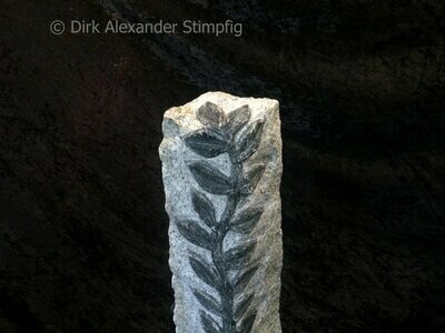 Granit Stele mit Ranken3 Motiv