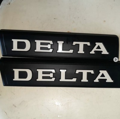 LOGO DELTA DE LA PUERTA IZQUIERDA
