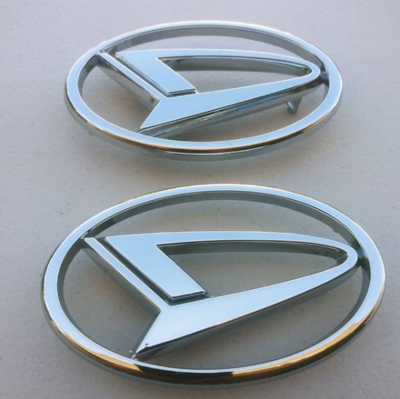 Emblema Daihatsu de parrilla 2000 en adelante (75321-87305)