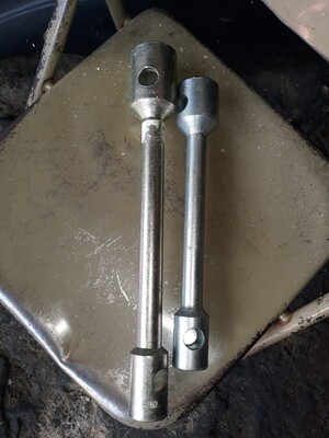 LLAVE DE RUEDA 17X35