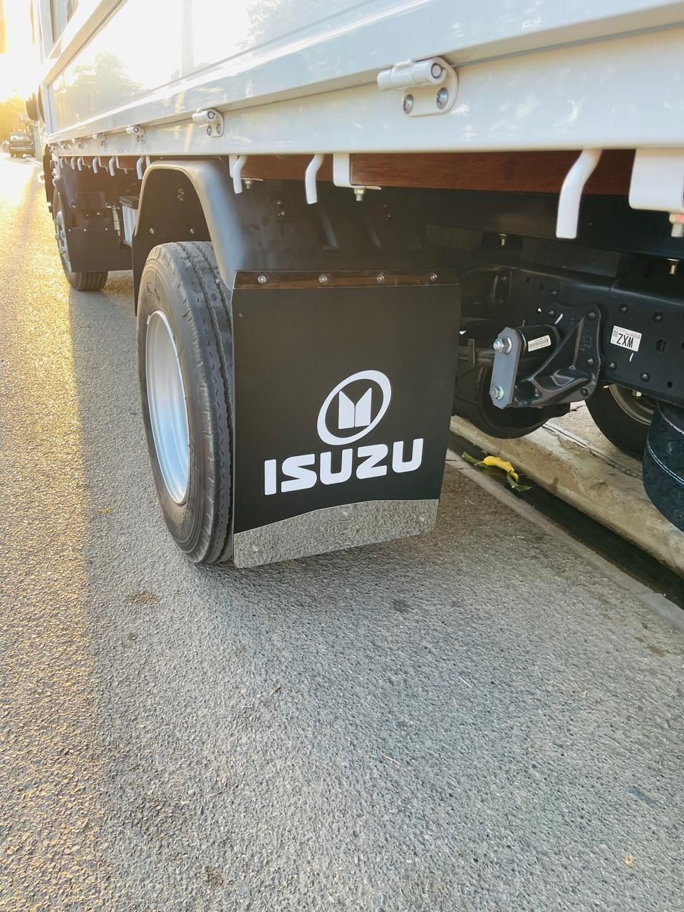 JUEGO CHAPALETA TRASERA ISUZU REFORZADA CON TAPA NIQUELADA