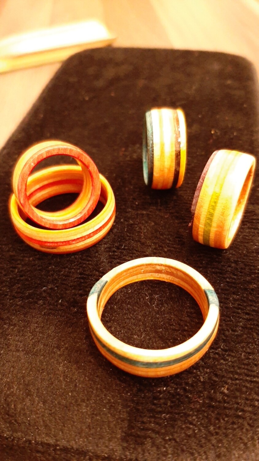 Kulla Ringe aus gebrauchtem Skateboard Kulla Ringe aus gebrauchtem Skateboard