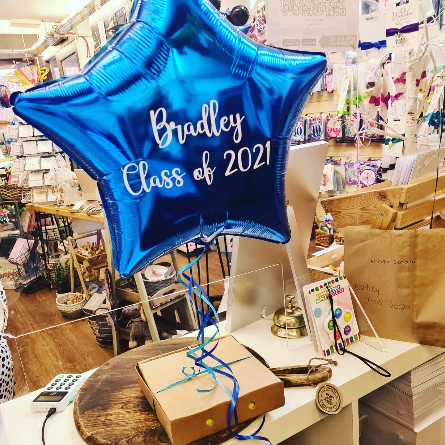 Foil star/heart balloon &amp; 500g sweet box 