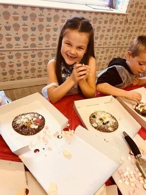 🥳  CHOCOLATE PIZZA making party £13.95pp