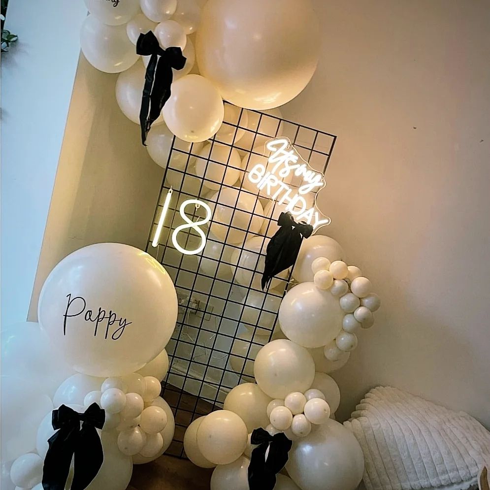 Balloon display with mesh screen