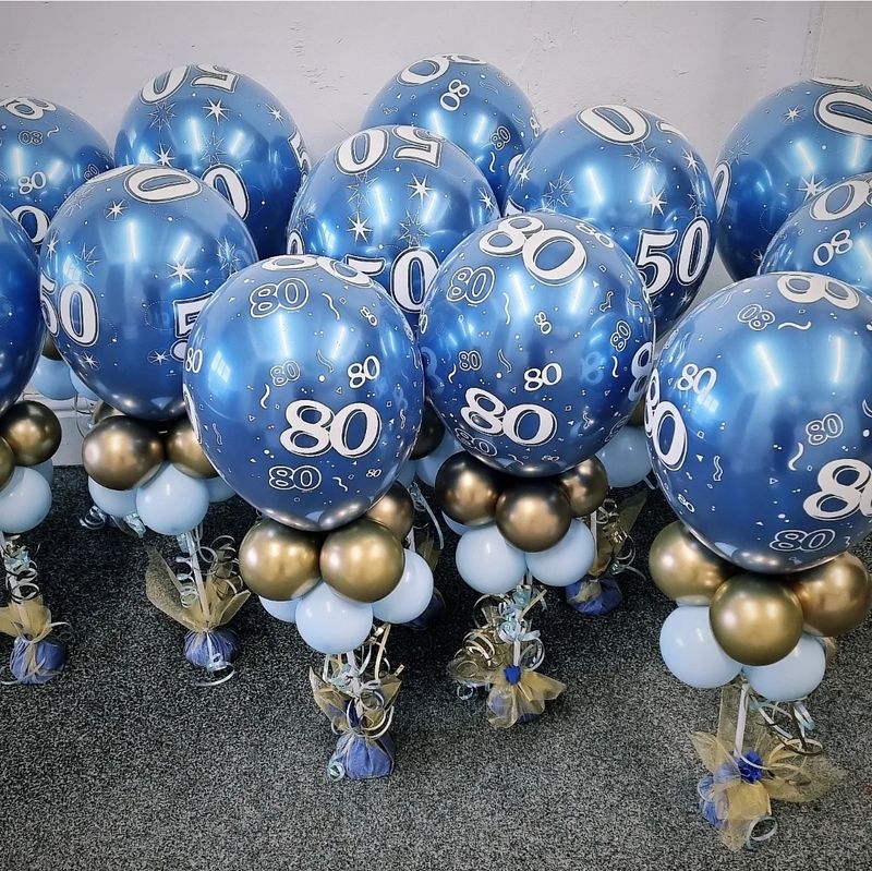 Table balloon display with mini balloons 