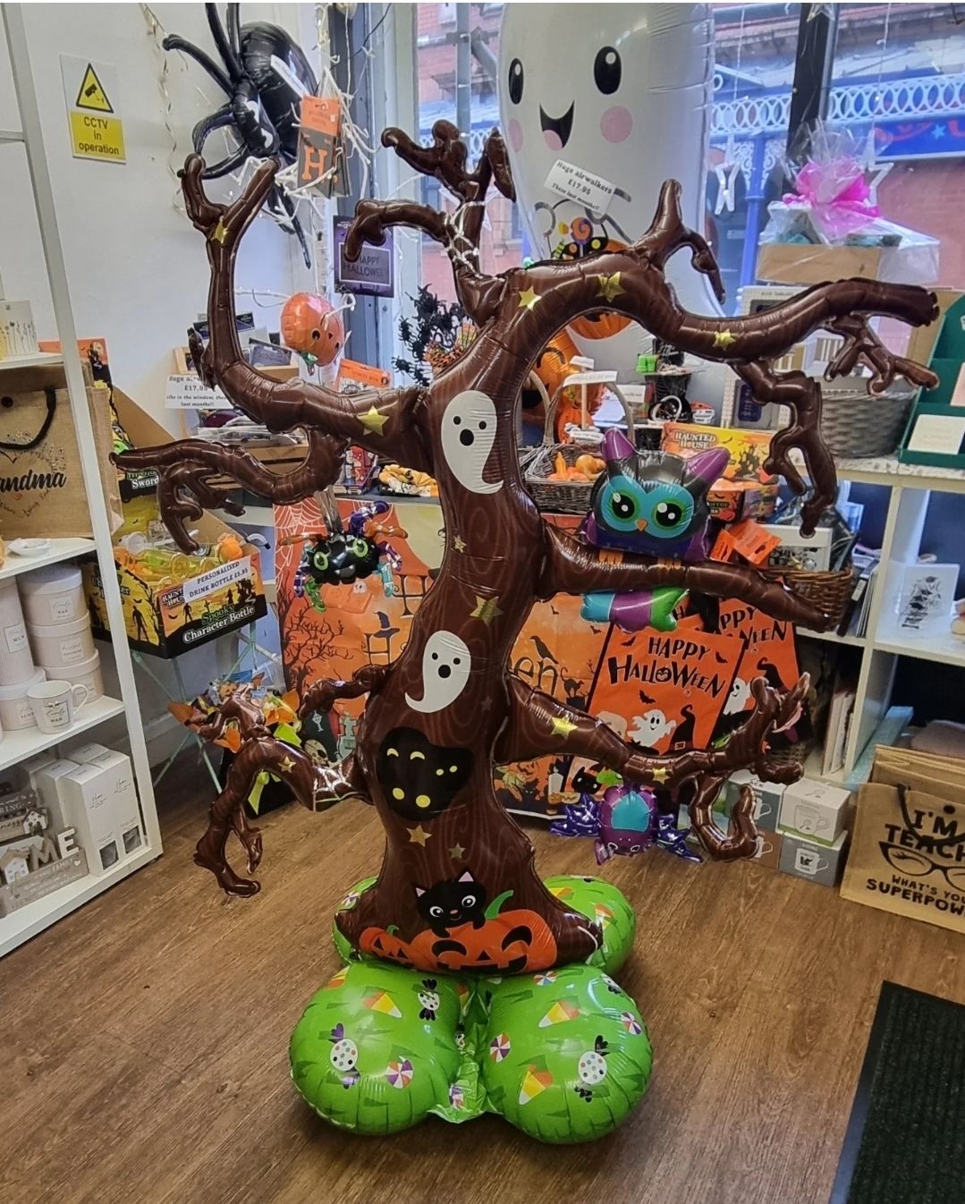 Spooky tree balloon