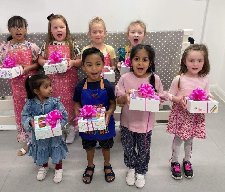 Mother's Day cupcake decorating 