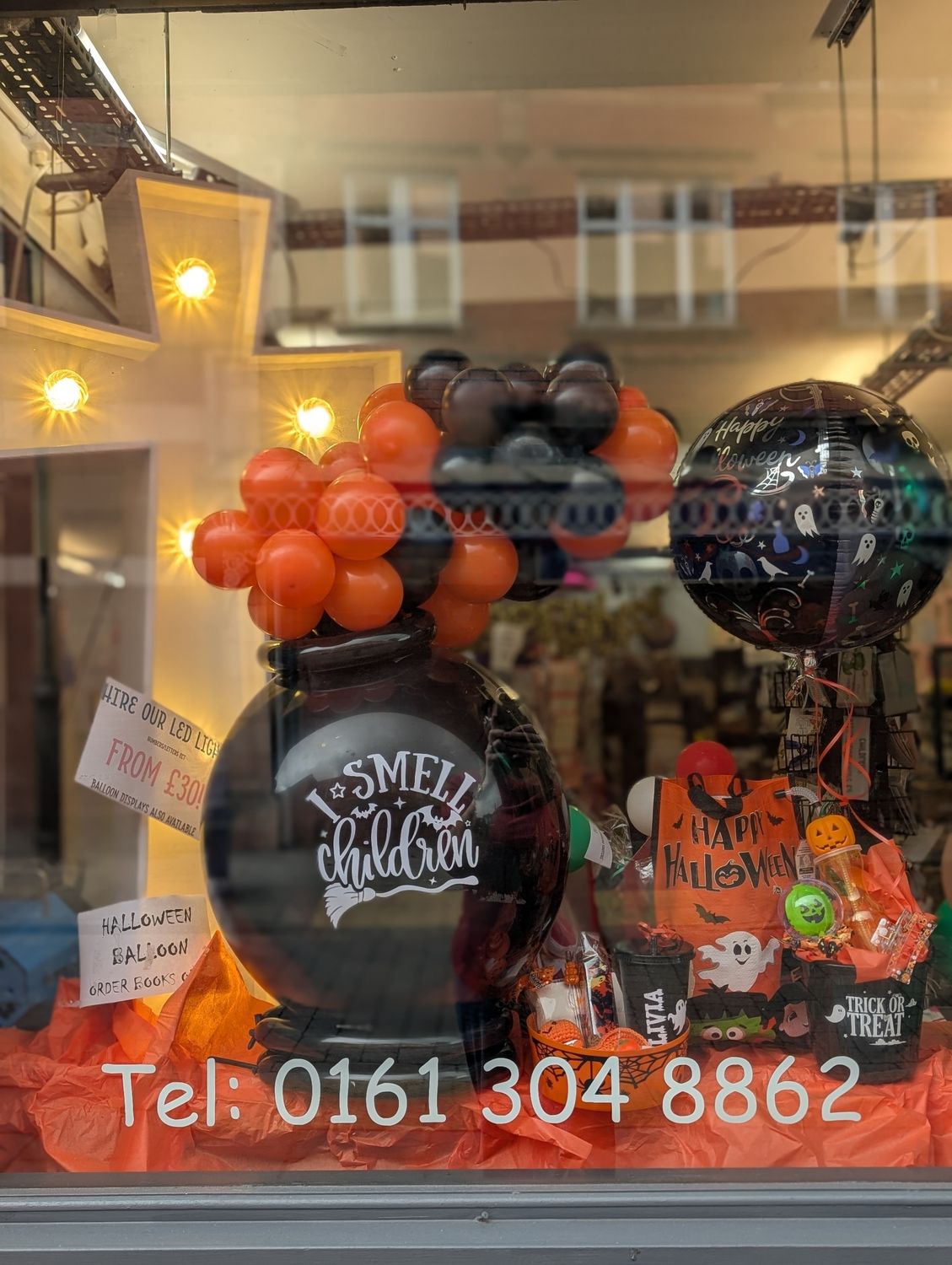 Halloween .. 30" cauldron balloon 