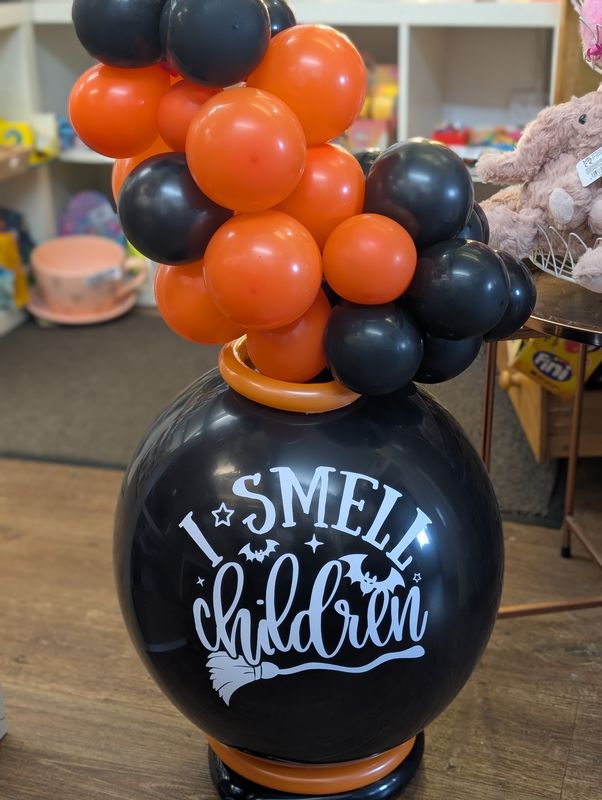 Halloween .. 30" cauldron balloon 