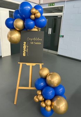 2 x cluster of balloon (can be attached to gazebo or easle)