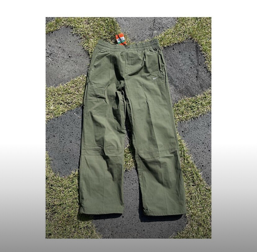Pantalón tipo guardia sin camuflaje.