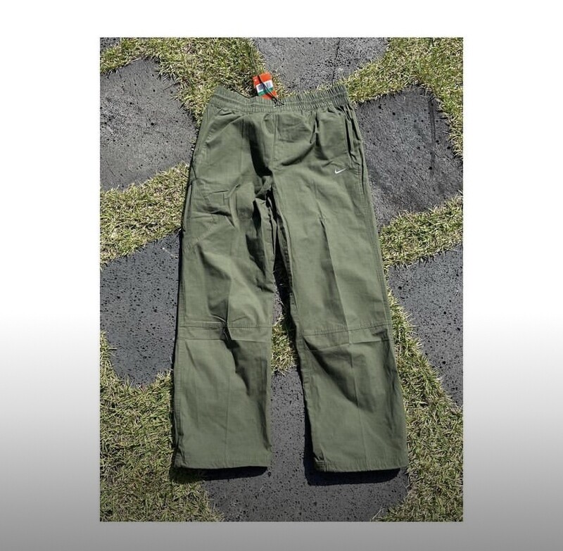 Pantalón tipo guardia sin camuflaje.